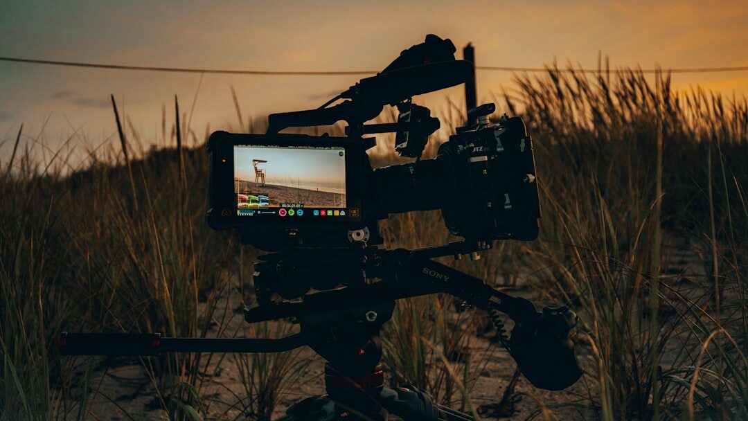 Nahaufnahme von professionellem Filmequipment mit Kamera, Stativ und Mikrofon