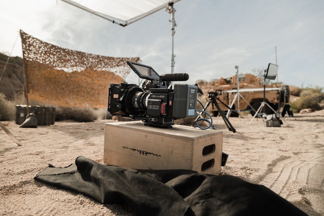 Filmteam beim Aufbau von Kamera- und Lichtequipment am Set
